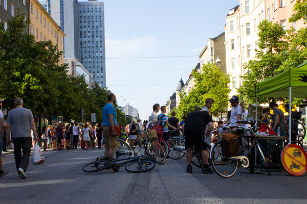 Bilfritt och fullt av folk och cyklister på Götgatan för första OpenStreets